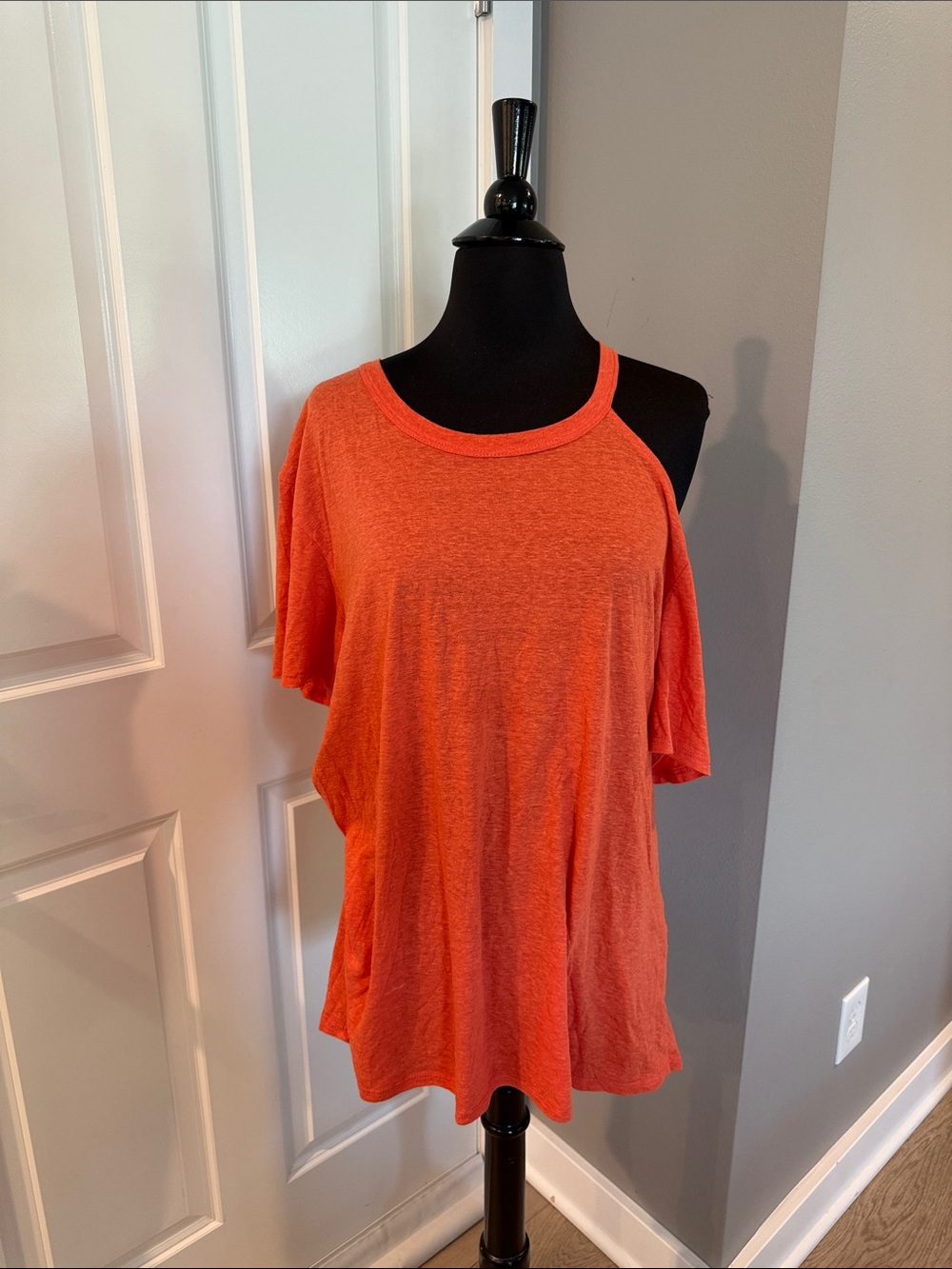 Leith One-Shoulder Short Sleeve Tee in Bright Orange